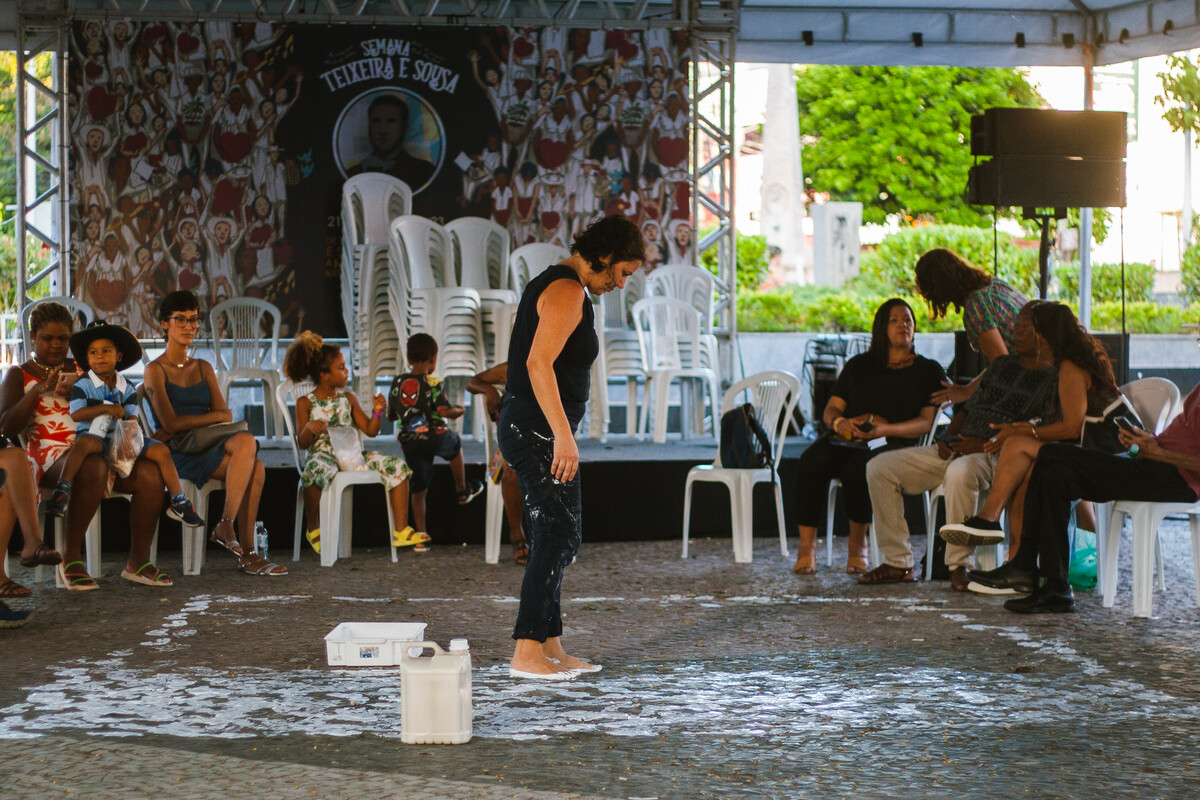 Roda De Conversa E Performance De Artista Pl Stica Marcam Segundo Dia