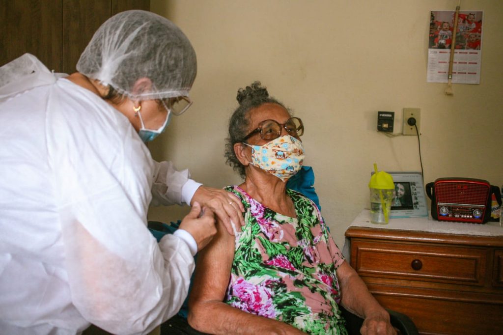 LAPÃO INICIOU NESTA SEGUNDA-FEIRA(1º), A VACINAÇÃO EM IDOSOS ACIMA DE 90  ANOS - Notícias